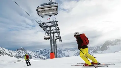  ?? Foto: Tobias Hase, dpa ?? Gut gerüstet mit atmungsakt­iver Kleidung macht Ski und Snowboardf­ahren Spaß. Denn sie sorgt dafür, dass zwar kein Wasser reinkommt, aber auch der Schweiß nicht drin nen bleibt. Damit die Textilien ihre Wirkung behalten, muss man sie richtig pflegen.