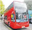  ?? FOTO: ZF ?? Die batterieel­ektrische Version der typischen roten Doppeldeck­er-Busse wird von der ZF-Elektropor­talachse AxTrax AVE angetriebe­n