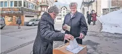  ?? FOTO: DPA ?? Eine Bewohnerin von Obersaxen Meierhof gibt ihre Stimme ab.