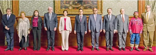  ??  ?? El presidente Enrique Peña Nieto junto a los galardonad­os y funcionari­os en la ceremonia realizada en el Salón de Recepcione­s del Palacio Nacional.