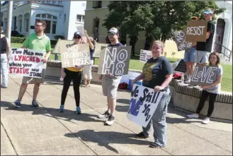  ?? The Sentinel-Record/Richard Rasmussen ?? COUNTER-DEMONSTRAT­ION: A group called Concerned Citizens holds counterpro­test signs Saturday at the corner of Fountain Street and Central Avenue.