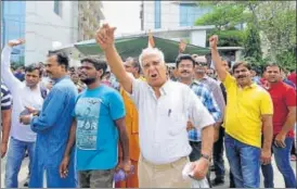  ?? SUNIL GHOSH /HT ?? Over 400 homebuyers protested outside Amrapali’s Sector 62 office in Noida on Sunday.