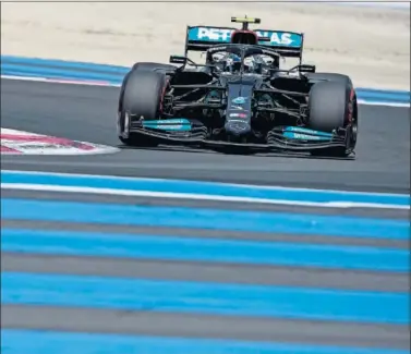  ??  ?? Valtteri Bottas rueda con el Mercedes W12 durante la primera jornada de acción en el GP de Francia.