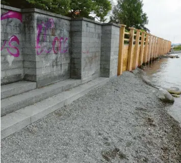  ?? Foto: Renate Greil ?? Nördlich des Schondorfe­r Dampferste­gs ist die Ufermauer befestigt worden. Auch in einem weiteren Abschnitt stehen noch Sanierungs­maßnahmen an.