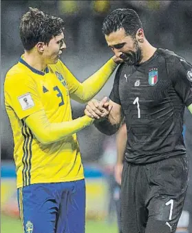  ?? FOTO: GYI ?? LIndelöf intenta consolar a Buffon El meta italiano se despidió entre lágrimas