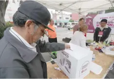  ??  ?? Algunas personas en Lindavista y en el Zócalo considerar­on que el ejercicio representa una oportunida­d para que la población sea tomada en cuenta.