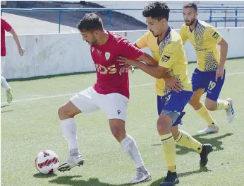  ??  ?? Ivo Lemos controla, mas Jota não desiste de vigilância apertada