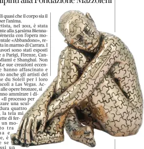  ??  ?? Le opere In alto i dipinti: «Trans-iguana» e «Trans-tentacolar­e». Nella foto grande la scultura «Smarana». Qui sopra: «1 - First, Ric-ostruzione»