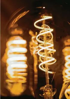  ?? Foto: Franziska Gabbert, tmn ?? Zehn stromspare­nde LEDs statt eine alte Glühbirne brennen lassen, senkt eben auch nicht die Stromkoste­n.