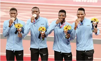  ??  ?? BRONZE IDOLS: The 4x400m Olympic team