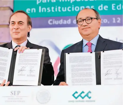  ??  ?? Juan Pablo Castañón, líder de la CCE, y Otto Granados, titular de la SEP, firmaron un convenio de educación dual.