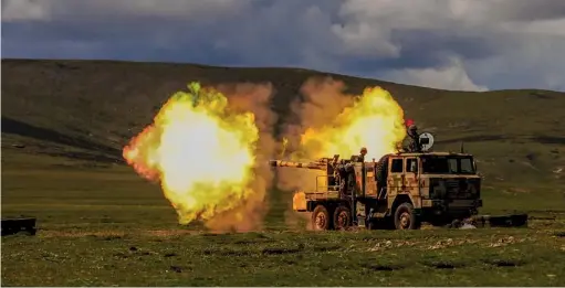  ??  ?? Des PCL-09, obusiers de 122 mm au cours d’un exercice sur le plateau du Tibet. (© Mod/guo Peng)