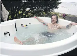  ??  ?? JACUZZI: Isak H ovde koste seg i jacuzzien på Skral. - Det var godt og varmt, sier han.