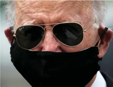  ??  ?? No chances: Democratic presidenti­al candidate Joe Biden wearing a face mask in Delaware during Memorial Day, He has changed his Twitter profile picture to one of him wearing a similar mask.