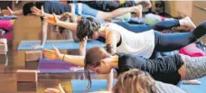  ?? FOTO: DPA/OLIVER BERG ?? Mit einfachen Yoga-Übungen durch die Corona-Zeit.