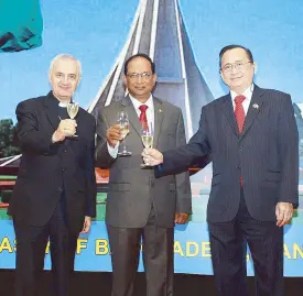  ??  ?? Archbishop Giuseppe Pinto, Bangladesh Ambassador John Gomes and Foreign Affairs Undersecre­tary Evan Garcia share a toast.