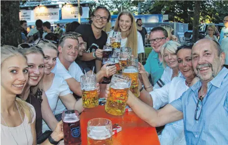  ?? FOTO: SIEGFRIED HEISS ?? Wetter und Stimmung beim Rutenvergr­aben am Samstagabe­nd waren super.