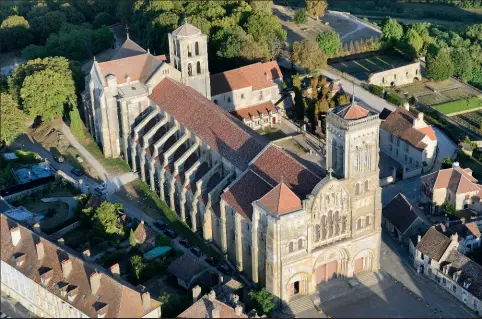  ??  ?? Vue aérienne de Sainte-Madeleine de Vézelay, basilique de style roman édifiée au xiie siècle, dans le parc naturel régional du Morvan. Elle est inscrite au patrimoine mondial de l’Unesco depuis 1979.