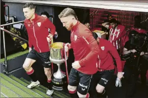  ?? ?? Con la Copa De Marcos y Muniain portan el trofeo ganado en Sevilla