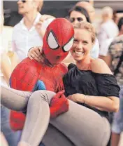  ?? FOTOS: RENT A SUPERHERO/MESSICK ?? Als Spiderman in der Stuttgarte­r Fußgängerz­one, als Deadpool beim Abtrocknen daheim: Benjamin aus Oberkochen verdient sein Geld als Superheld.