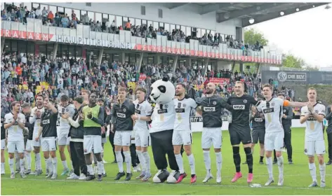  ?? FOTO: WIECK ?? So könnte der Jubel der Elversberg­er Spieler über den Aufstieg in die 2. Bundesliga aussehen. Selbst eine Niederlage an diesem Samstag könnte reichen.