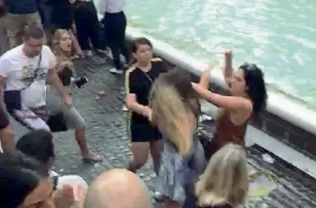  ??  ?? Un momento della rissa a Fontana di Trevi tra turisti americani e olandesi (foto Proto)