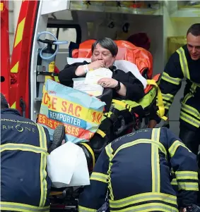  ?? (Afp/philippe Desmazes) ?? Soccorsi Una donna viene assistita in ambulanza dopo l’esplosione di un pacco bomba in una strada di Lione. Il responsabi­le è stato ripreso da una telecamera mentre lasciava l’ordigno