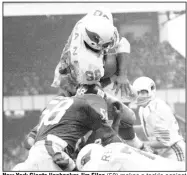  ?? (AP file photo) ?? New York Giants linebacker Jim Files (58) makes a tackle against the St. Louis Cardinals during a game in 1970. Files was a quarterbac­k at Fort Smith Southside before moving to defense at Oklahoma.