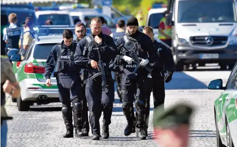  ?? Foto: Peter Kneffel, dpa ?? Ein Großaufgeb­ot der Polizei sichert den S Bahnhof Unterföhri­ng. Auch das Sondereins­atzkommand­o (SEK) ist im Einsatz.