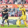  ?? FOTO: DPA ?? Hand! Kölns Keeper Timo Horn (re.) schimpft nach dem irreguläre­n Treffer von Leon Andreasen ( 2. v. li., mit Miiko Albornoz).