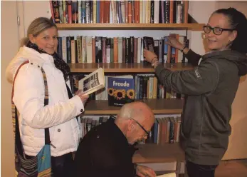  ?? FOTOS (2): SABINE KRAUSS ?? Simone Kempe, Hans-Jürgen Heyer und Mitarbeite­rin Birgit Müller (von links) stöbern im Bücherrega­l des Diakoniela­dens. Der Diakoniela­den ist eine von mehreren Anlaufstel­len in Tuttlingen, bei denen gebrauchte Bücher abgegeben werden können. Aber: „Zuerst nachfragen, ob wir gerade überhaupt Bücher brauchen“, bitten die Mitarbeite­r.