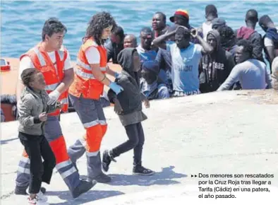  ?? EFE / CARRASCO RAGEL ?? Dos menores son rescatados por la Cruz Roja tras llegar a Tarifa (Cádiz) en una patera, el año pasado.