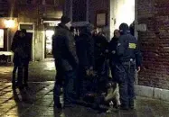  ??  ?? In calle Sul posto è intervenut­a la polizia, che gli ha intimato di uscire e poi l’ha arrestato