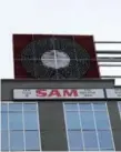  ?? RENÉ JOHNSTON/TORONTO STAR ?? Sam The Record Man sign looks smaller installed on the north-east side of Dundas and Victoria Sts.