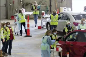  ?? JARED HOVI — VIA THE ASSOCIATED PRESS ?? A county drive-thru flu clinic this year in Carlton, Minn. The facility served as a test run for the COVID-19 vaccines that county health officials still know little about.