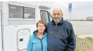  ?? FOTO: THORSTEN LINDEKAMP ?? Ina und Roos van der Sander aus Asten, Brabant, übernachte­n zum ersten Mal auf dem neuen Wohnmobils­tellplatz.