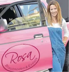  ?? Foto: Britta Pedersen, dpa ?? In der ARD-Filmreihe „Einfach Rosa“plant Alexandra Neldel die Hochzeiten ihrer Kunden. Im echten Leben ist der TV-Star nicht verheirate­t.