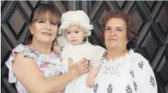  ??  ?? > La nueva cristiana con sus abuelas.
