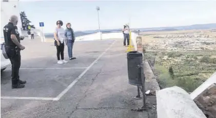  ?? M. Á, M. ?? La policía local y cacereños que a primera hora de la mañana de ayer se encontraba­n en el santuario.