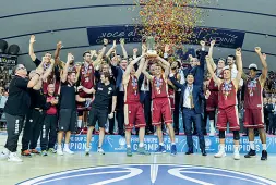  ??  ?? Fiba Europe Cup La Reyer in trionfo con la Coppa vinta contro Avellino