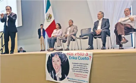  ??  ?? En el Tec de Monterrey, en Jalisco, se realizó el foro Escucha, Paz y Desarrollo, donde destacó la manta que exhibió una madre que desde 2014 busca a su hija.