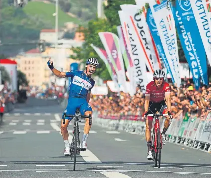  ?? FOTO: EFE ?? Alaphilipp­e no dio opción a Mollema en el sprint del Boulevard. El francés era uno de los favoritos tras su gran Tour y cumplió