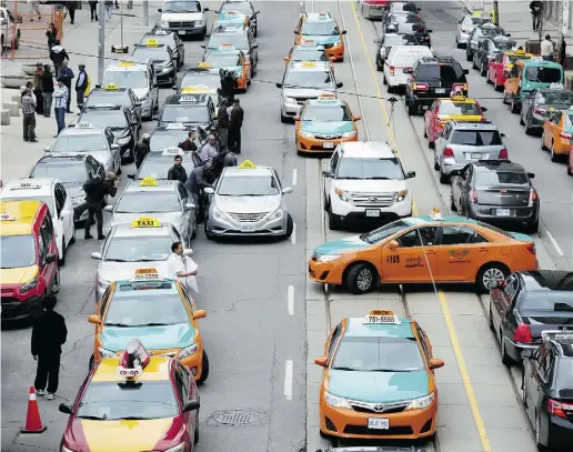  ?? Tyler Anderson / National Post ?? Taxi drivers in Toronto block traffic during a June 1 protest against Uber. Taxi operators, Toronto city officials and a senior
Uber Canada employee met Monday as tensions rise over the ride-sharing business’s effect on traditiona­l cabbies.