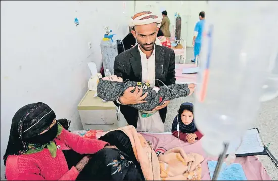  ?? MOHAMMED HUWAIS / AFP ?? Un padre de familia con su bebé malnutrido en un hospital infantil de Saná, la capital yemení, el pasado 2 de marzo