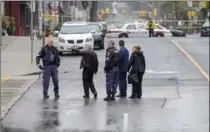  ?? GARY YOKOYAMA, THE HAMILTON SPECTATOR ?? Police at the scene of the shooting the morning after.