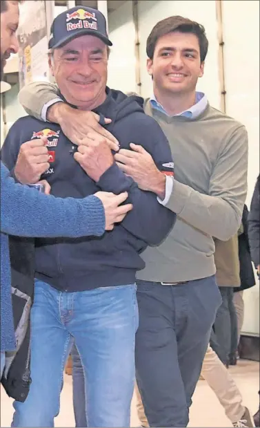  ??  ?? Carlos Sainz recibe a su padre en el Aeropuerto de Barajas, en enero, tras su tercer triunfo en el Dakar.