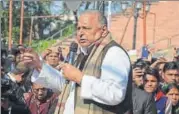  ?? DEEPAK GUPTA / HT PHOTO ?? Mulayam Singh Yadav addresses party workers at the Samajwadi Party office in Lucknow on Wednesday.