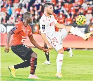  ?? — Gambar AFP ?? GAYA MEMUKAU: Aksi perlawanan Ligue 1 di antara Rennes dan Monaco yang berlangsun­g di Stadium Roazhan Park di Rennes, Perancis.