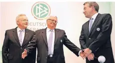  ?? FOTO: IMAGO ?? Gute Freunde kann das Finanzamt trennen: Die Ex-DFB-Präsidente­n Wolfgang Niersbach, Theo Zwanziger und Horst R. Schmidt (Ex-Schatzmeis­ter).