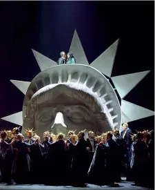  ??  ?? La lotta per la libertà Un momento del «Ballo in maschera» di Verdi con la regia di Gianmaria Aliverta e le scene di Massimo Checchetto (foto Michele Crosera)